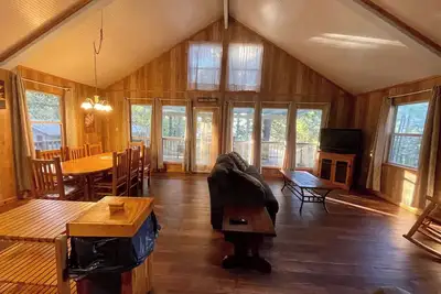 Image de Charming 2-Bedroom Cabin with Full Kitchen, Vaulted Ceiling & Lake Views