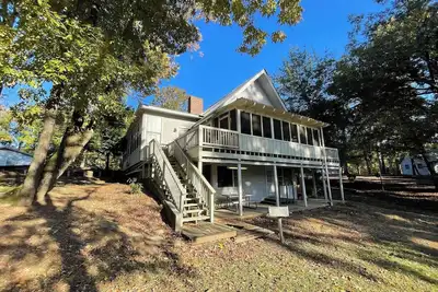 Image de Large Lake-Area Cabin with Vaulted Great Room, Fireplace & Covered Porches