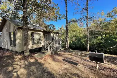 Image de Comfortable 1-Bedroom Cabin with Full Kitchen, Vaulted Ceiling & Outdoor Space