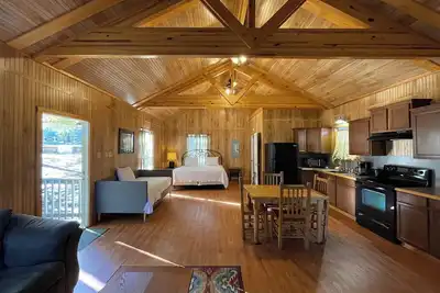 Image de Vaulted-Ceiling Cabin for 4 with King Bed + Bunks, Full Kitchen & Pond Views
