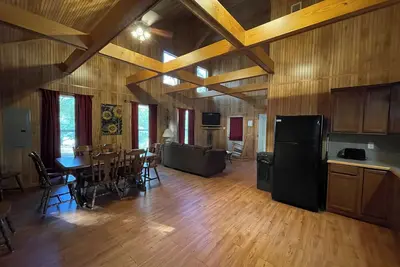 Image de Spacious 1-Bedroom Cabin with Full Kitchen, Vaulted Ceiling & Outdoor Space