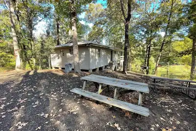 Image de Peaceful 2-Bedroom Cabin with Full Kitchen, Pond View Porch & Outdoor Firepit