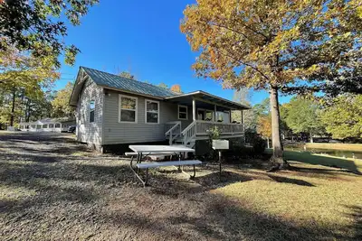 Image de Cozy Cabin for 2 with Full Kitchen, Vaulted Ceilings & Outdoor Firepit