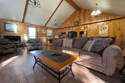 Image de Spacious Cabin for 6 with Full Kitchen, Vaulted Ceilings & Outdoor Gathering Space