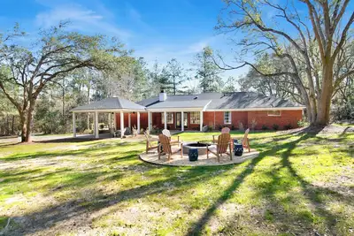 Image de New Listing  Peaceful Fairhope Retreat, 4 Br on acreage, fire pit, bunk room