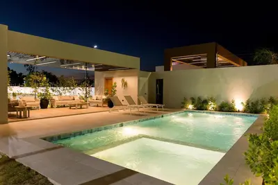 Image de Appartement moderne avec piscine et montagne