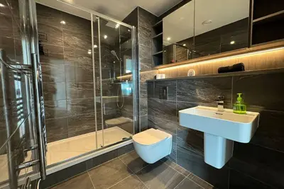 Image de Luxueux appartement de 2 chambres avec vue sur la ville