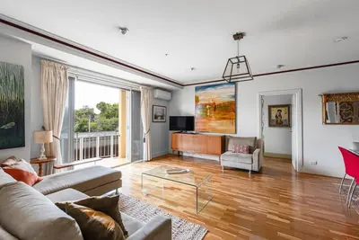 Image de Art-filled apt near Anzac station w/ free parking