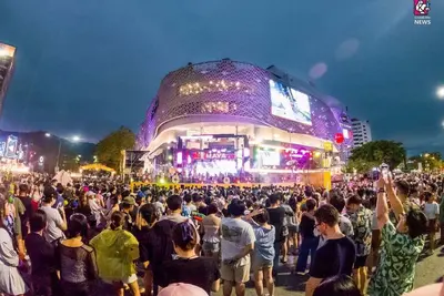 Image de steps to the shopping mecca of neiman and maya mall