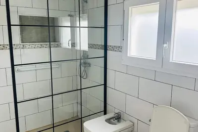 Image de Modern villa with private garden and pool. Ideal for families or small groups.