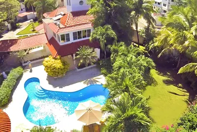 Image de Massive 9br Estate, 2 Pools, Jacuzzi, Free Pickup