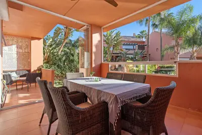 Image de 49 Comfortable 2-Bedroom Garden Apartment Close to Beach & Marina