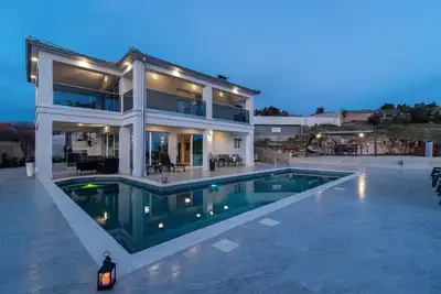 Six Bedroom Luxury Villa