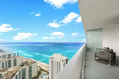 Image de Steps from the Beach | Ocean Views | Pool & Gym