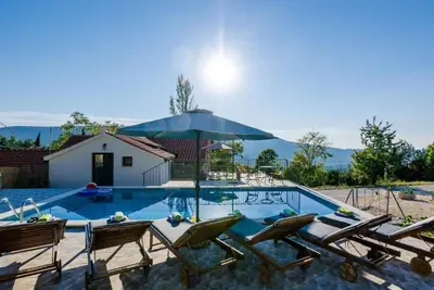 Image de Villa rustique à Gruda avec piscine privée