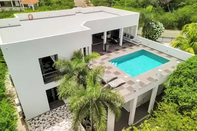 Image de Stylish and peaceful 2-bedroom villa with pool and ocean view.