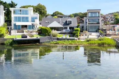 Image de Luxury Waterfront Home Near Sandbanks