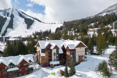Image de Nicely appointed 3 Bedroom, 2 Bath Condo. Sleeps 8, 5 Minute walk from Red.