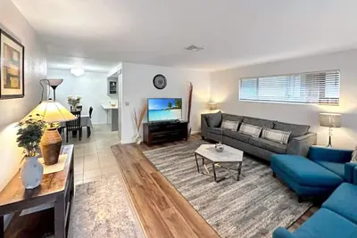 Image de Luxurious spacious remodeled 2bd/2bth back house!