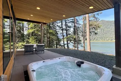 Image de The Alpenglow: Waterfront Escape Private Hot Tub