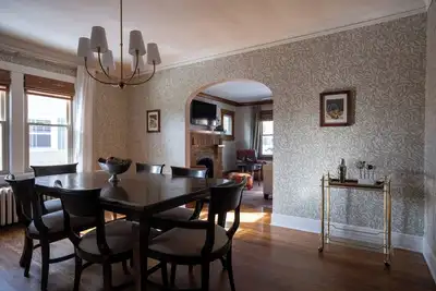 Image de Historic Cottage- Luxury and Charm- Gas Fire Place- Patio- Freshly Renovated