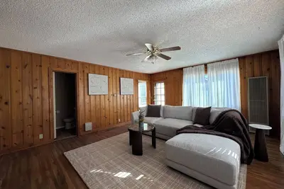 Image de 2-Bedroom Near Wesley Hospital. Family & Pet Friendly!