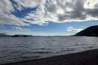 Image de Cabañas Cucao en Licanray, prácticamente con lago.