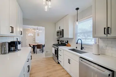 Image de Remodeled Home w/ Garage, Workspace & Fenced Yard