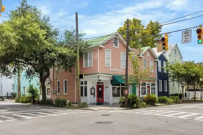 Image de Charleston Charmer! 4br steps from King Street!