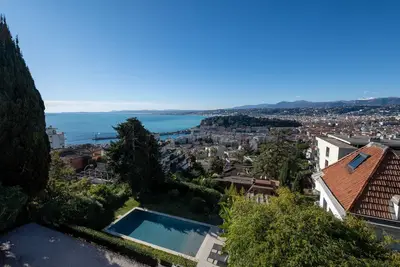 Image de Mas provençale avec piscine et vue mer