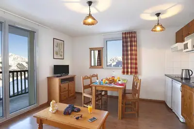 Image de 50m des commerces, piscine, balcon, parking, télévision, casier à ski, 60m², Peyragudes