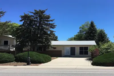 Image de 3 br house, decks, mountain view, courts, lake, playgrounds, 5k path around lake