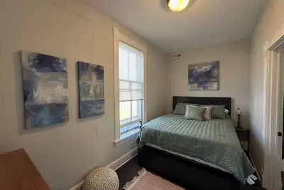Image de Awesome, Cozy 2 bed in Great Location with Private Porch and Parking