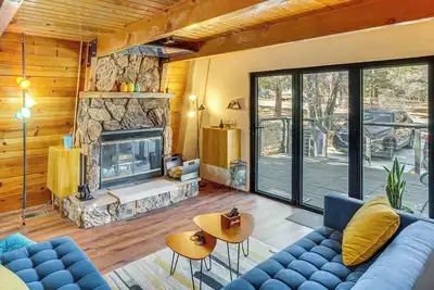 Image de Mid-Century Cabin w/ Hot Tub Mins to Bear Mountain