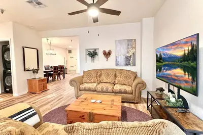 Image de Escape to Bisontown 🌲 Pond Views, Walkable Location + Pet Friendly!