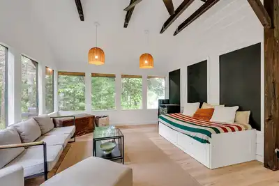 Image de Lakefront Cottage with Huge Yard & Sunroom - 35min From Ottawa