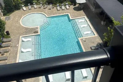 Image de Stylish luxury 1-bedroom in Buckhead with pool-view balcony