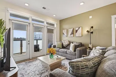 Image de Queen City Breeze - Free Parking, Pool, Walkable