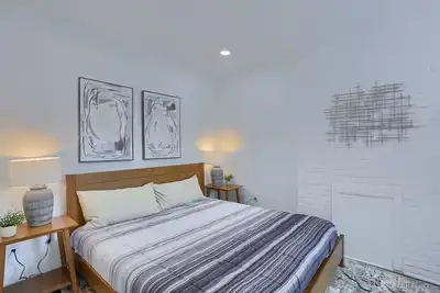 Image de Modern and Stylish Two Bedroom Aapartment in Pittsburgh With Free Street Parking