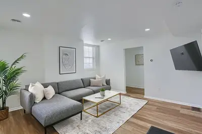 Image de Spacious and Modern Three Bedroom Apartment in Pittsburgh, Free Street Parking
