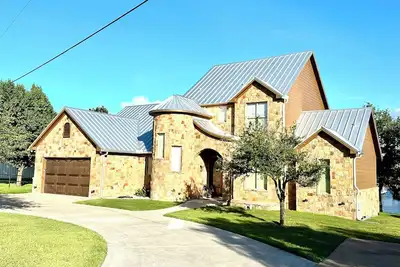 Image de Family Friendly Waterfront Getaway with Dock Sleeps 15