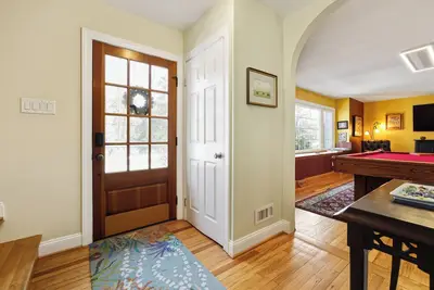 Image de Water privileged oasis in the heart of Bayberry- minutes from downtown!