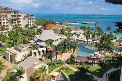 Image de Cancun luxury resort with multiple pools, spa and 4 restaurants on-site.