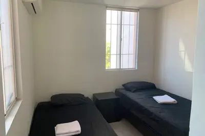 Image de Comfortable 7 Bed House 15 min from Airport with Wi-Fi and A/C in Industrial Zone