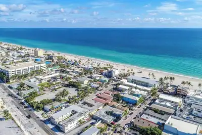 Image de Modern studio w/queen bed & beach views