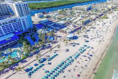 Image de Modern apartment w/beach steps & parking