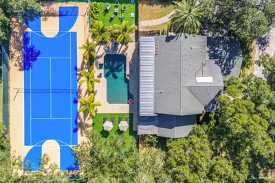 Image de Pool * Pickleball * Basket * Soccer * Game Room!