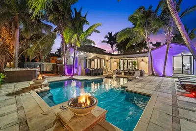 Image de Spacious home w/ heated pool & jacuzzi