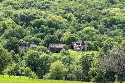 Image de Secluded 18th-Century Estate, Elegant Renovation in Pure Nature