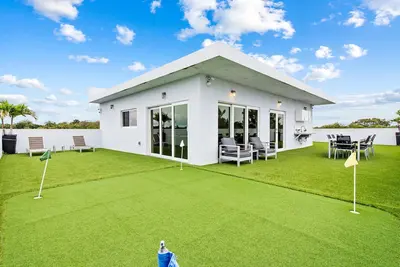 Spacious Apartment w/Patio & Mini-Golf